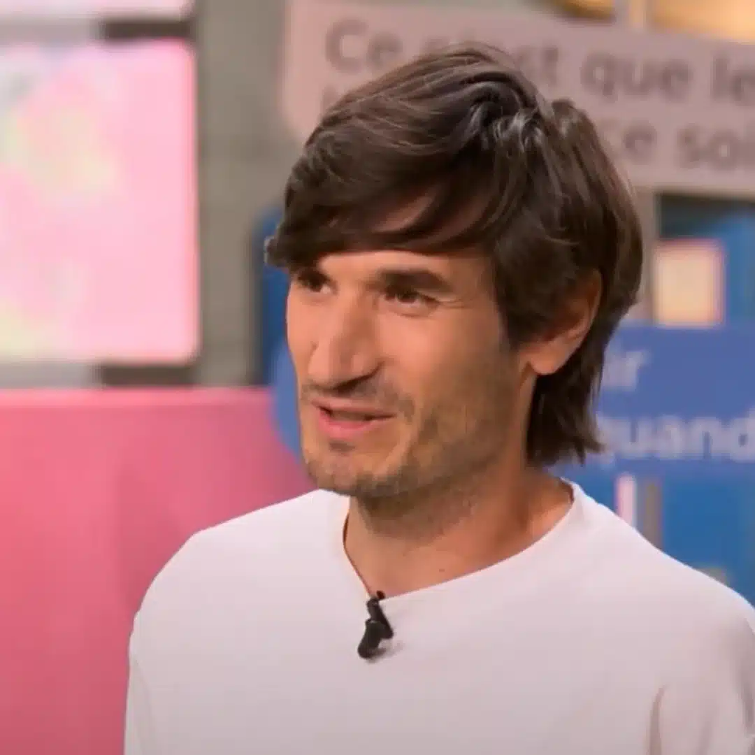 Joachim Bigorre durante el programa en la televisión francesa, con el libro rosa detrás