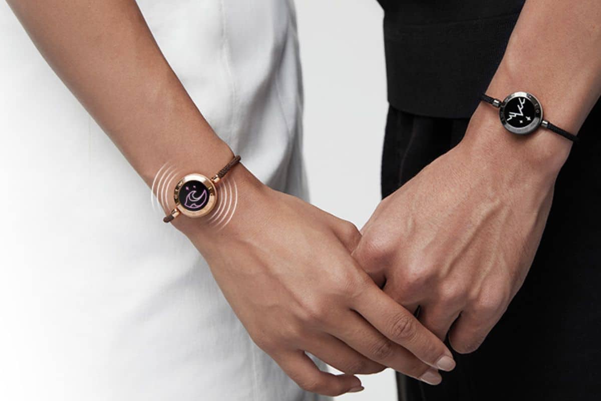 Bracelets connectés qui vibrent lorsqu'un partenaire pense à l'autre