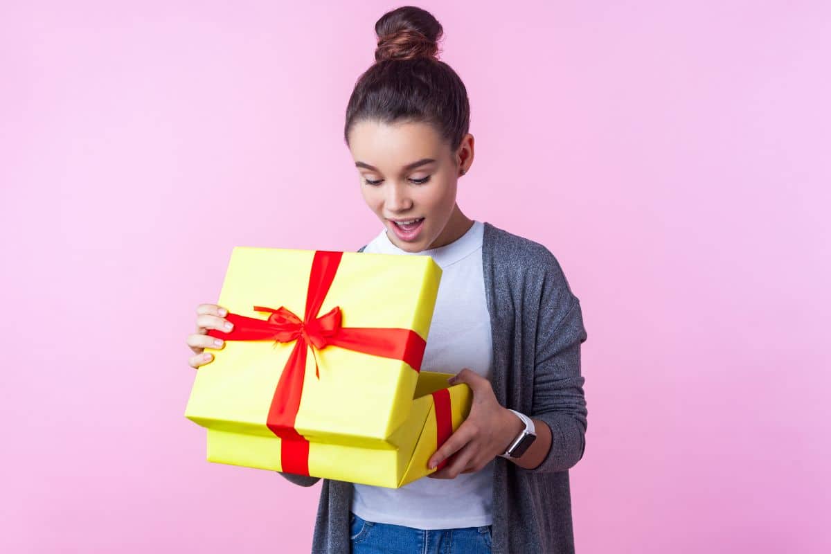 Envoi mensuel de box surprise thématique pour maintenir l'excitation