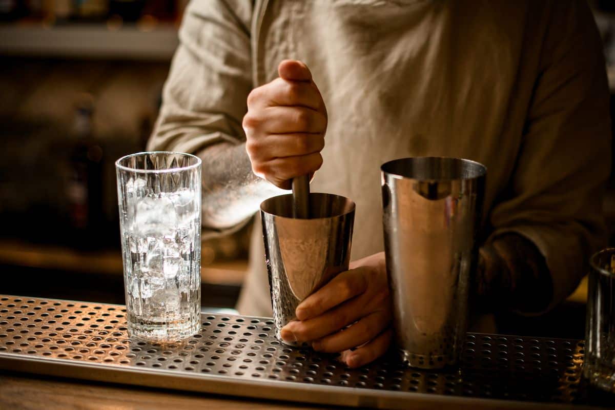 Un kit pour préparer des cocktails maison pour le mixologue amateur