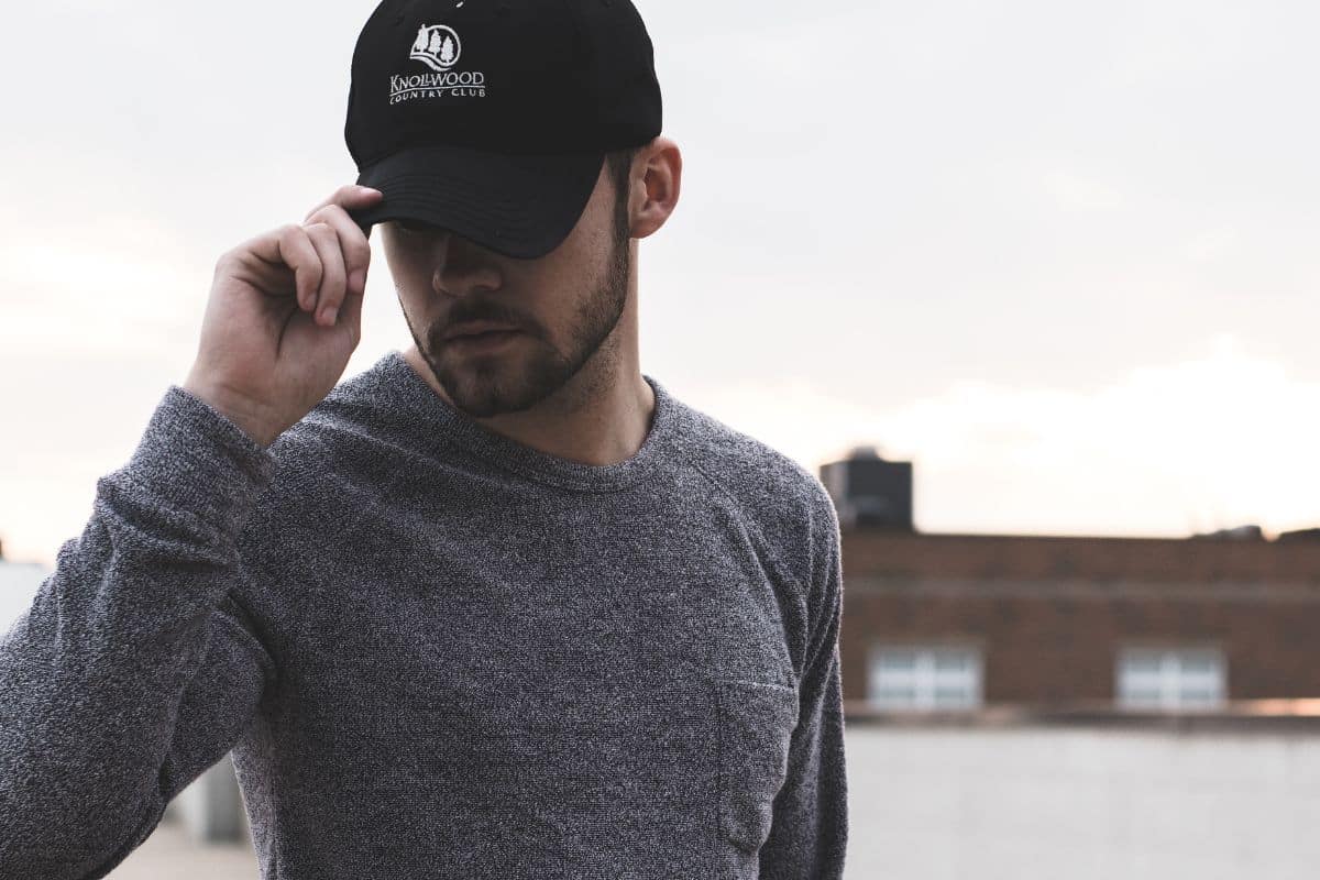 Une casquette de marque pour compléter une tenue streetwear