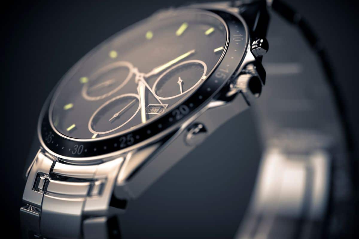 Une montre qui indique le fuseau horaire de l'autre