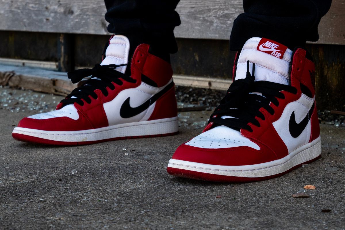 Une paire de sneakers de marque pour un look tendance